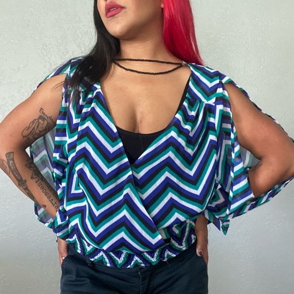 Size L - Blue, Green & White Striped Blouse w/ Sleeve Cut Outs by Guess 🖤 - Picture 2 of 4